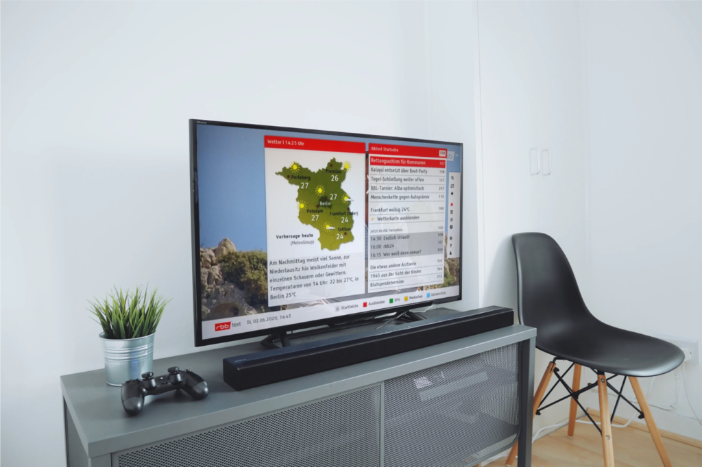 Ein Fernseher zeigt den HbbTV-Teletext des rbb.