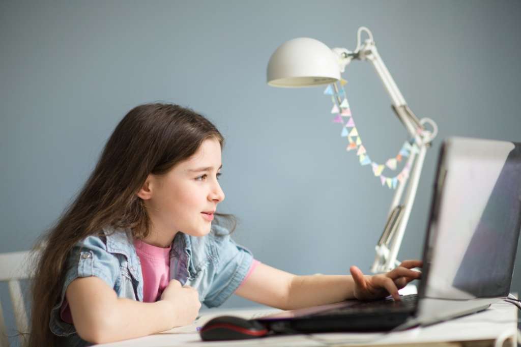 Ein Mädchen lernt am Computer